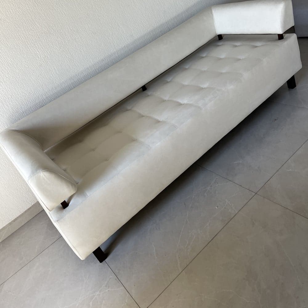 Sofá off-white reformado com encosto flutuante, vista em ângulo na sala