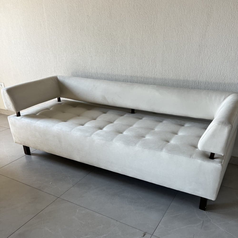 Sofá off-white reformado com assento capitonê e encosto flutuante