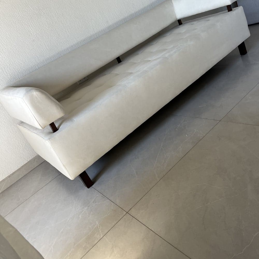 Sofá reformado com encosto elevado em três seções na sala do cliente